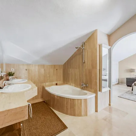 Appartement Spacious Penthouse In Elviria With 4 Pools And Large Terrace Marbellac